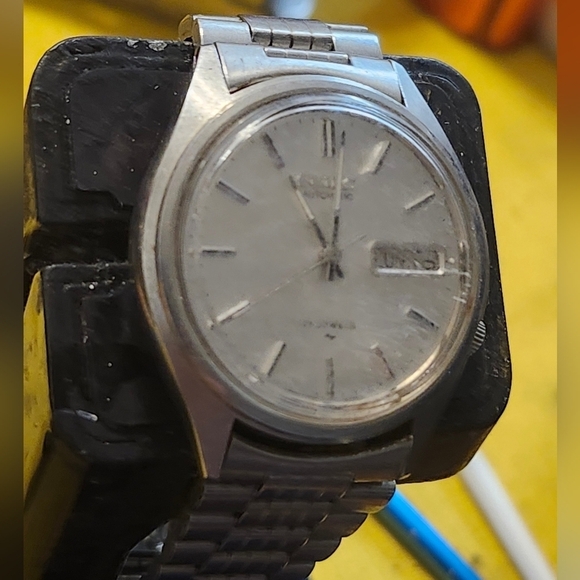 Vintage Seiko 7009-3599 17 Jewel mens watch 1990 Y2K - Picture 2 of 9
